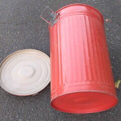 逗子 ゴミ箱 キッチン ごみ箱 トラッシュカン 収納 アメリカン ヴィンテージ レトロデザイン おしゃれ インテリア 北欧 昭和レトロ 古い 農具 飾り台 シェルフ 飾り棚 アンティーク リサイクルウッド アンティーク ヴィンテージ ラダー 花台 店舗 ディスプレイ 古道具 フランス ロフト 　ダストボックス フタ付 ガベージ カン  インダストリアル メタル バケツ ガレージ 男前 鉄製 スチール メタル 旧工業風 ドラム缶 貯蔵 アウトドアビン フタ付き 赤 レッド 収納 容器の画像