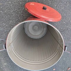 逗子 ゴミ箱 キッチン ごみ箱 トラッシュカン 収納 アメリカン ヴィンテージ レトロデザイン おしゃれ インテリア 北欧 昭和レトロ 古い 農具 飾り台 シェルフ 飾り棚 アンティーク リサイクルウッド アンティーク ヴィンテージ ラダー 花台 店舗 ディスプレイ 古道具 フランス ロフト 　ダストボックス フタ付 ガベージ カン  インダストリアル メタル バケツ ガレージ 男前 鉄製 スチール メタル 旧工業風 ドラム缶 貯蔵 アウトドアビン フタ付き 赤 レッド 収納 容器の画像