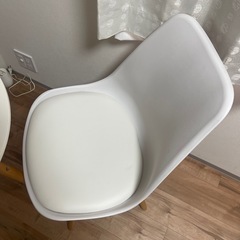 白テーブルとイス　の画像