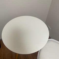 白テーブルとイス　の画像