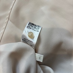 GU　長袖シャツ 前タック入り　クリーム色Sの画像