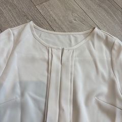 GU　長袖シャツ 前タック入り　クリーム色Sの画像
