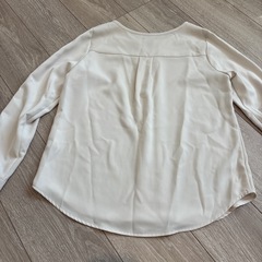 GU　長袖シャツ 前タック入り　クリーム色Sの画像