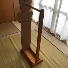 子供用のクマさんハンガーラックの画像
