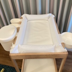値下げ IKEA  SNIGLAR スニーグラル おむつ替え台 マット 収納バスケット付き の画像