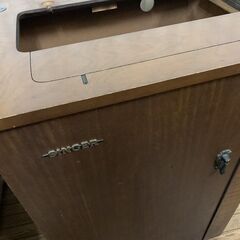 ミシンのボックステーブルとパーツの画像