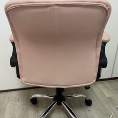 ピンクのレザーチェアの画像