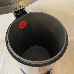 【急募〜9/18】ペダル式ゴミ箱(ステンレス製)お譲りしますの画像