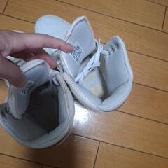 adidasハイカットスニーカーの画像