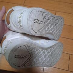 adidasハイカットスニーカーの画像