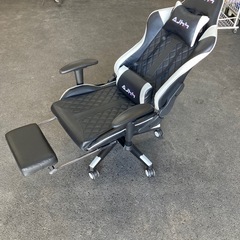 704 
ゲーミングチェアの画像