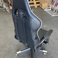 704 
ゲーミングチェアの画像
