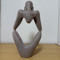 淡いベージュの石材で作られた抽象的な人型の彫刻。  - 素材: 石材 - デザイン: 抽象的な人型 - 色: 淡いベージュ - 高さ: 約30cm - 用途: インテリア装飾  ご覧いただきありがとうございます。  骨董品屋で購入して部屋に飾っていました。 耳を塞いでいますが、胸がハートになっているところが気に入りました。 整理のために出品します。  よろしくお願いいたします。の画像
