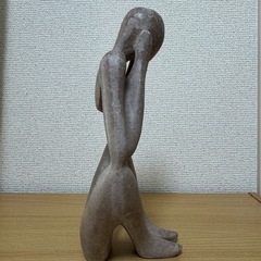 淡いベージュの石材で作られた抽象的な人型の彫刻。  - 素材: 石材 - デザイン: 抽象的な人型 - 色: 淡いベージュ - 高さ: 約30cm - 用途: インテリア装飾  ご覧いただきありがとうございます。  骨董品屋で購入して部屋に飾っていました。 耳を塞いでいますが、胸がハートになっているところが気に入りました。 整理のために出品します。  よろしくお願いいたします。の画像
