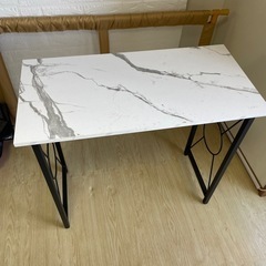 大理石調折り畳みテーブルの画像
