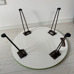 折りたたみ式丸テーブルの画像