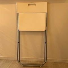 【急募 9/18まで】折りたたみイス白 お譲りします　　 の画像