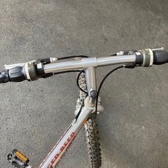 528 自転車シルバー GIANTの画像