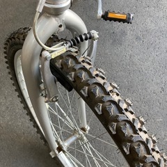 528 自転車シルバー GIANTの画像