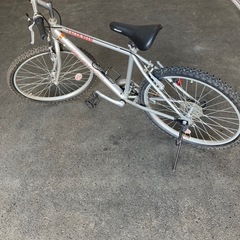 528 自転車シルバー GIANTの画像