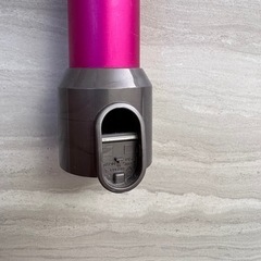 ダイソン Dyson SV07 掃除機 ジャンク品（バッテリー弱・部品破損あり）⭐️付属品多数⭐️の画像