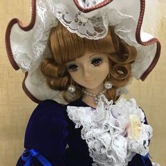 昭和レトロ風の部屋のインテリアとして  ケース付 人形 の画像