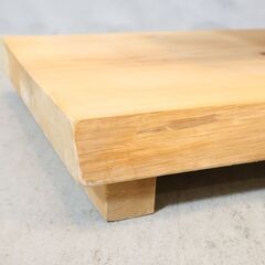 天然木無垢材の風合いを活かしたディスプレイラックです。小物や観葉植物を飾るのにピッタリな飾り棚。リビングや玄関先などのちょっとしたスペースを有効活用できます。の画像