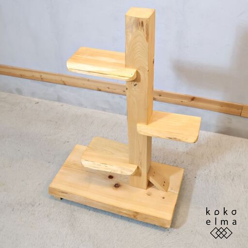 天然木無垢材の風合いを活かしたディスプレイラックです。小物や観葉植物を飾るのにピッタリな飾り棚。リビングや玄関先などのちょっとしたスペースを有効活用できます。