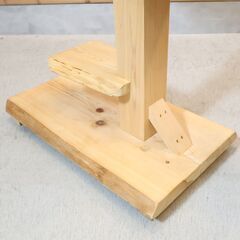 天然木無垢材の風合いを活かしたディスプレイラックです。小物や観葉植物を飾るのにピッタリな飾り棚。リビングや玄関先などのちょっとしたスペースを有効活用できます。の画像