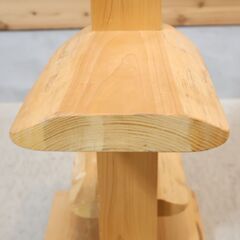天然木無垢材の風合いを活かしたディスプレイラックです。小物や観葉植物を飾るのにピッタリな飾り棚。サイドボードやキッチンカウンターなどの卓上に置くのも◎の画像
