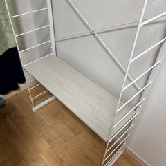 ニトリの突っ張りタイプの服棚シェルフ（洋服ハンガー）の画像