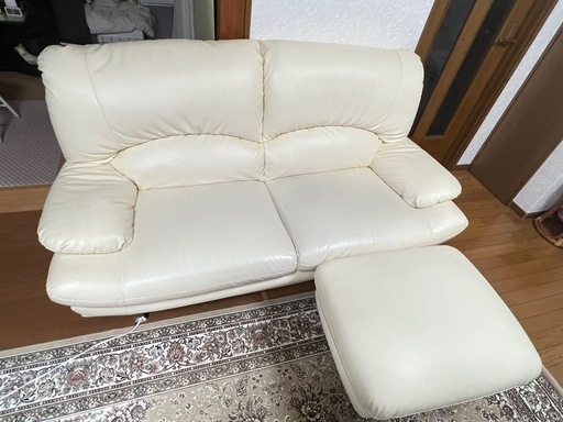 【引き取りに来てくださる方限定】3人掛け合皮
ソファーオットマン付き