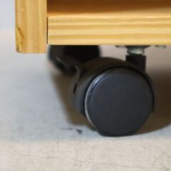 温もりを感じるパイン材を使用したキャスター付きラックです。ちょっとしたスペースを有効活用できる移動式オープンラック。どんなインテリアにも馴染みやすい飽きの来ないデザイン♪の画像