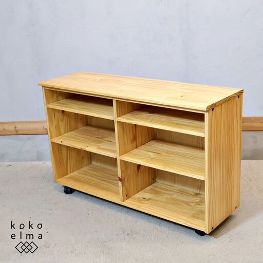 温もりを感じるパイン材を使用したキャスター付きラックです。ちょっとしたスペースを有効活用できる移動式オープンラック。どんなインテリアにも馴染みやすい飽きの来ないデザイン♪