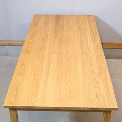 無印良品(MUJI)の人気のオーク材無垢材ダイニングテーブル！！180cmのワイドなサイズとシンプルで無駄のないスッキリとしたデザインはナチュラルモダンな北欧スタイルなどにおススメ♪の画像