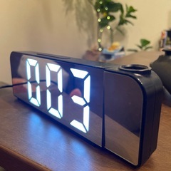 プロジェクター付きデジタル時計の画像