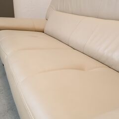 人気のkarimoku(カリモク家具)よりChitano(チターノ)の本革を使用した2人掛けソファ/Z178モデルです！コンパクトでありながらシートはゆったりとした上品なデザインのレザーラブソファー♪の画像