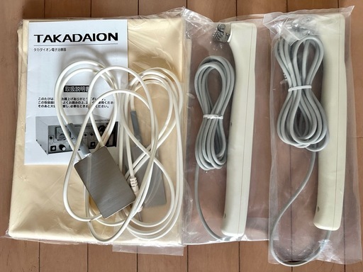 タカダイオン電子治療器(新品未使用リフトアップローラー付き)