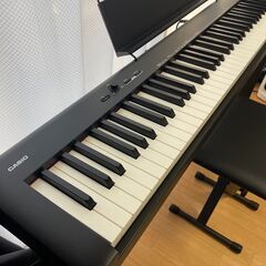 美品★急ぎでお譲り★ 2023年製 カシオ(CASIO) 電子ピアノCDP-S100AZ＋純正スタンド(CS-46P)＋イスのセット！ ハンマーアクション88鍵盤 軽量＆コンパクトで持ち運びに便利 付属アダプタはもちろん単3電池6本でも使用可の画像