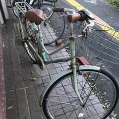 リサイクルショップどりーむ鹿大前店　No.407　22152W　淡い水色　27インチ　シティサイクル　内装三段切替付き　ライト、鍵なしの画像