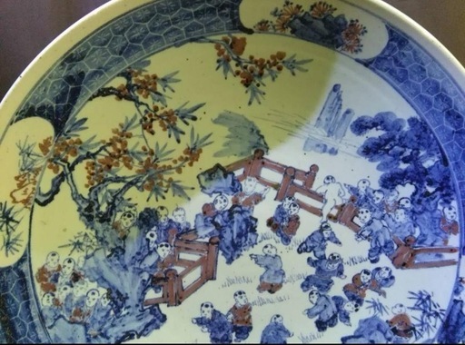 大宋國紀熙　旧家蔵出し品　中国　大勢の遊ぶ唐人　唐子柄　　重量感のある大きな古い大皿　裏印 大宋國紀熙 旧家蔵出し品 中国 大勢の遊ぶ唐人 唐子柄 重量感のある