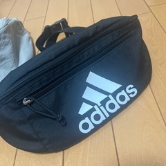 ウエストポーチ　ボディーバッグ　adidasとGUの画像