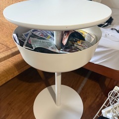 ソファとテーブルの画像