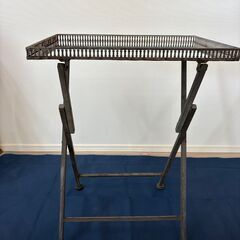 屋外使用　折りたたみテーブル（鉄製、天板は鏡が張ってあります）の画像