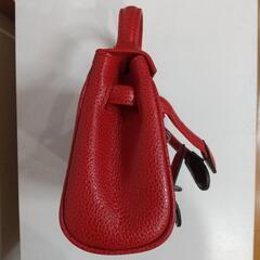 赤いハンドバッグの画像