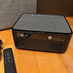 【美品】WiMiUS プロジェクター リモコン・ケース付き ホームシアターの画像