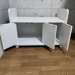 白い移動式収納家具の画像