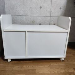 白い移動式収納家具の画像
