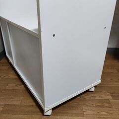白い移動式収納家具の画像