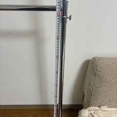 高さ調節可能　ハンガーラック　２つの画像